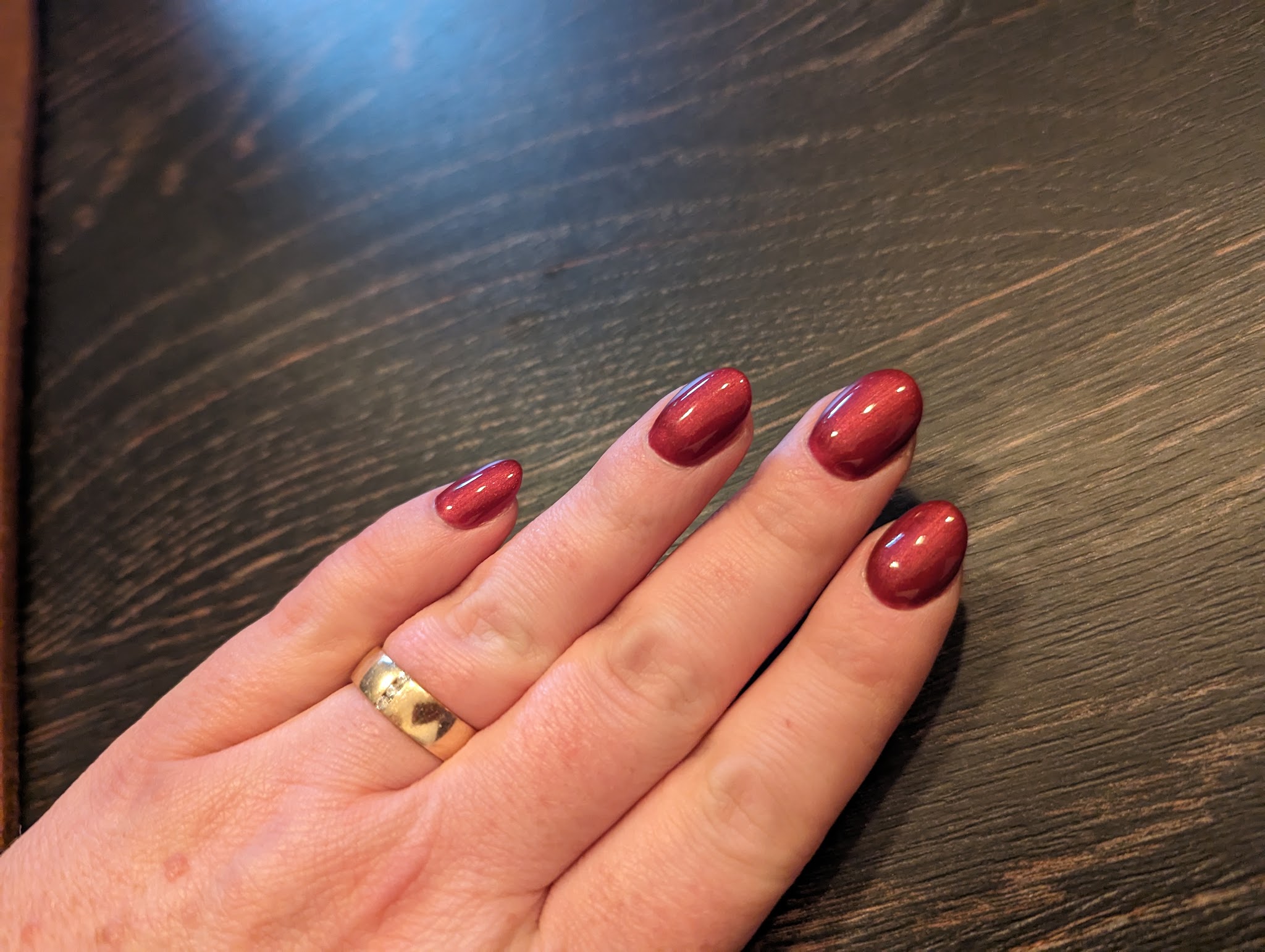 Diep donkerrode gellac op een houten tafel